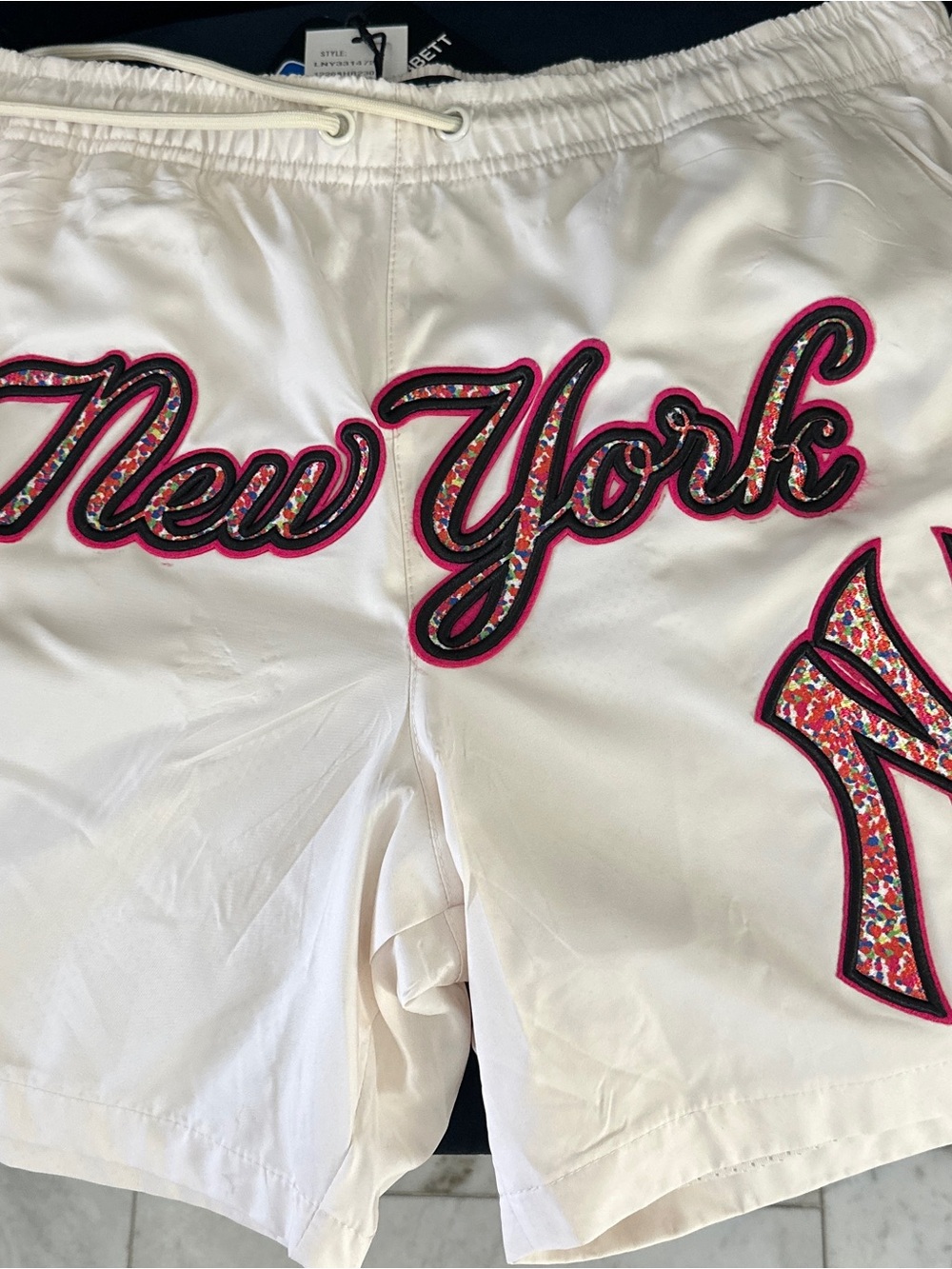 New York Yankees Embroidered Cream Men’s Shorts, small